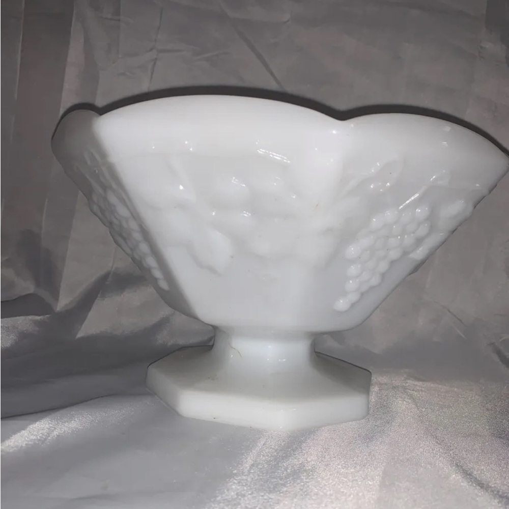 (1) Beautiful Vintage Westmoreland white milk paneled grape pedestal large bowl